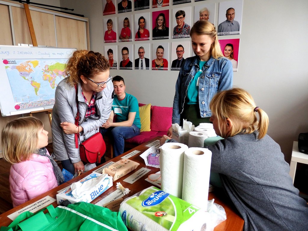 EKOlega i woda. Dzieci z rodzicami chętnie uczestniczą w miejskim programie ekologicznym.