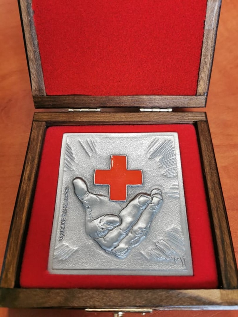 “Krwisty” medal dla samorządu