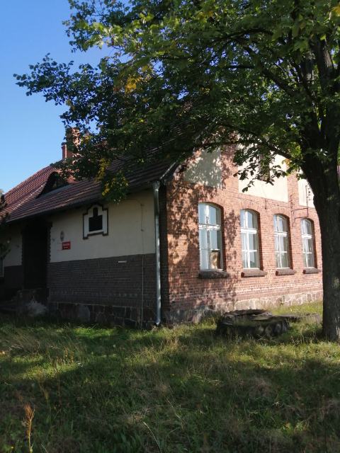Na sprzedaż budynek dawnej szkoły w Bronowie (wraz z działką). Atrakcyjna cena