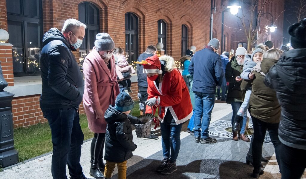 Pracownica biblioteki oraz mizeszkancy podczas akcji promującej nowy quest przed siedzibą biblioteki.