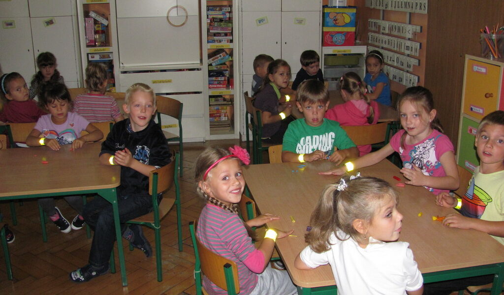 Na zdjęciu: dzieci przedszkolne siedzące przy stołach w czasie zajęć