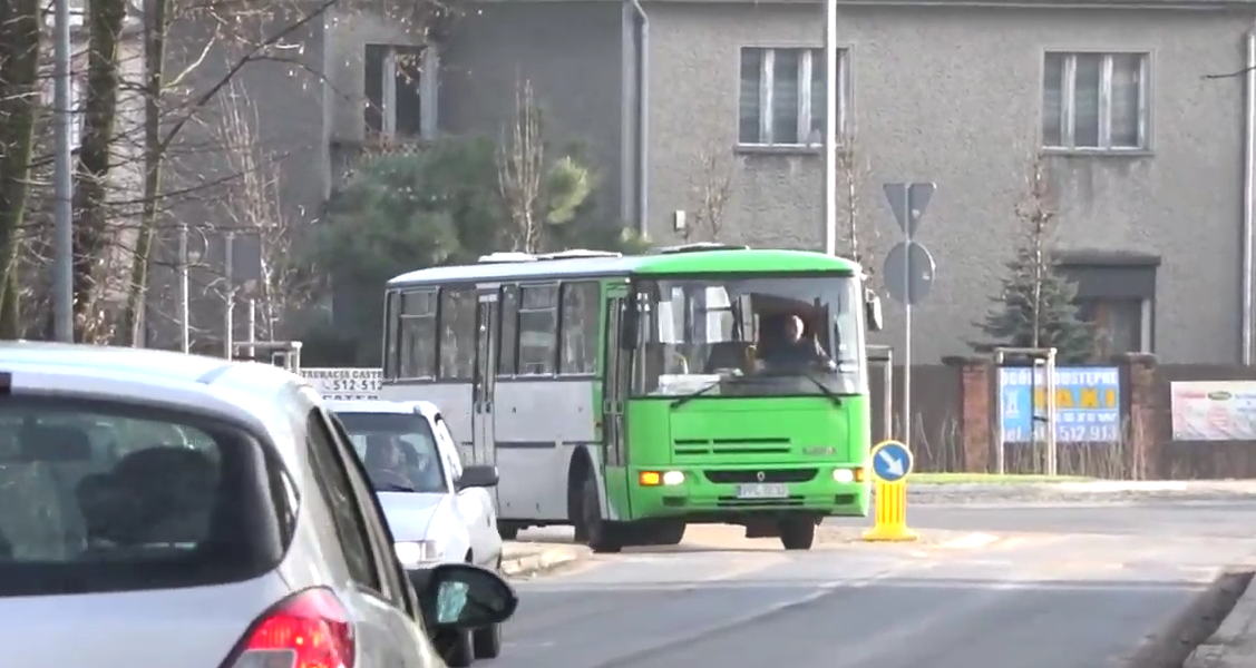 Zdjęcie przedstawiające ruch uliczny w Pleszewie, między innymi autobus