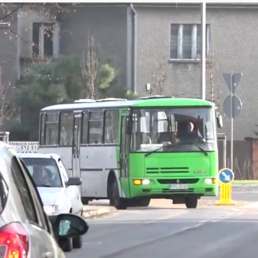 Zdjęcie przedstawiające ruch uliczny w Pleszewie, między innymi autobus