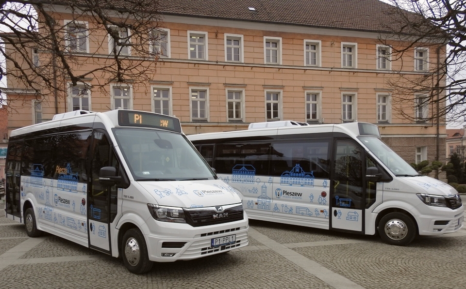 autobusy linii PL1 i PL2 stojące na pleszewskim rynku