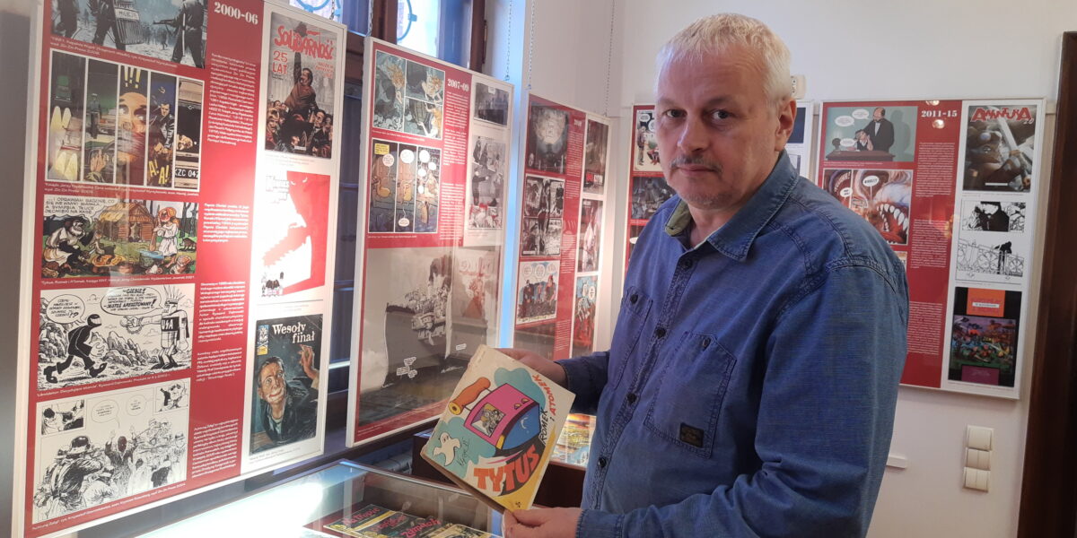 Kurator wystawy Witold Hajdasz prezentuje wystawę stworzoną w muzeum