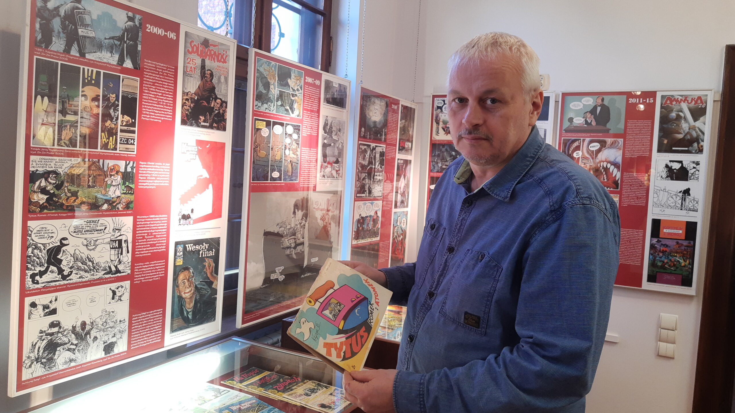 Kurator wystawy Witold Hajdasz prezentuje wystawę stworzoną w muzeum