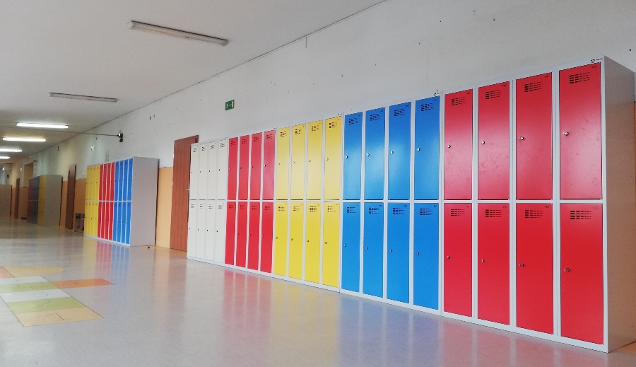 Zdjęcie przedstawia kolorowe szafki szkolne w szkole w Kowalewie