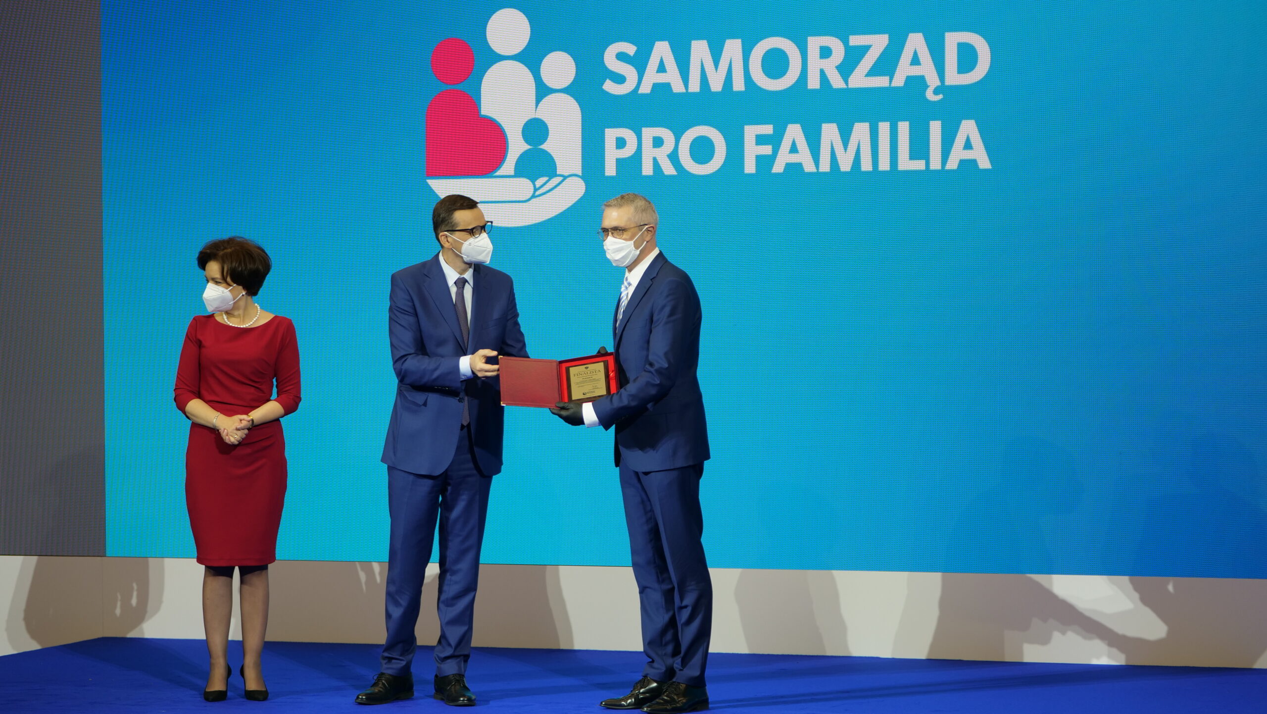 Premier RP Mateusz Morawiecki wręcza nagrodę Buristrzowi Pleszewa Arkadiuszowi Ptakowi. Obok stoi Minister Rodziny i Polityki Społecznej