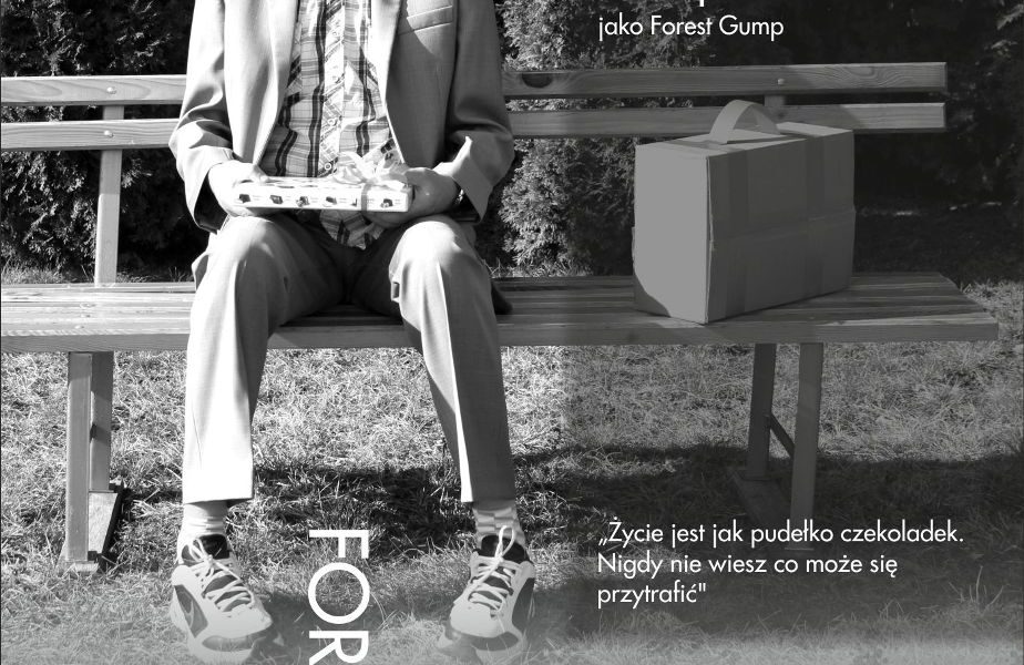plakat przedstawia macieja Niemana siedzącego na ławce jako scena z filmu Forrest Gump