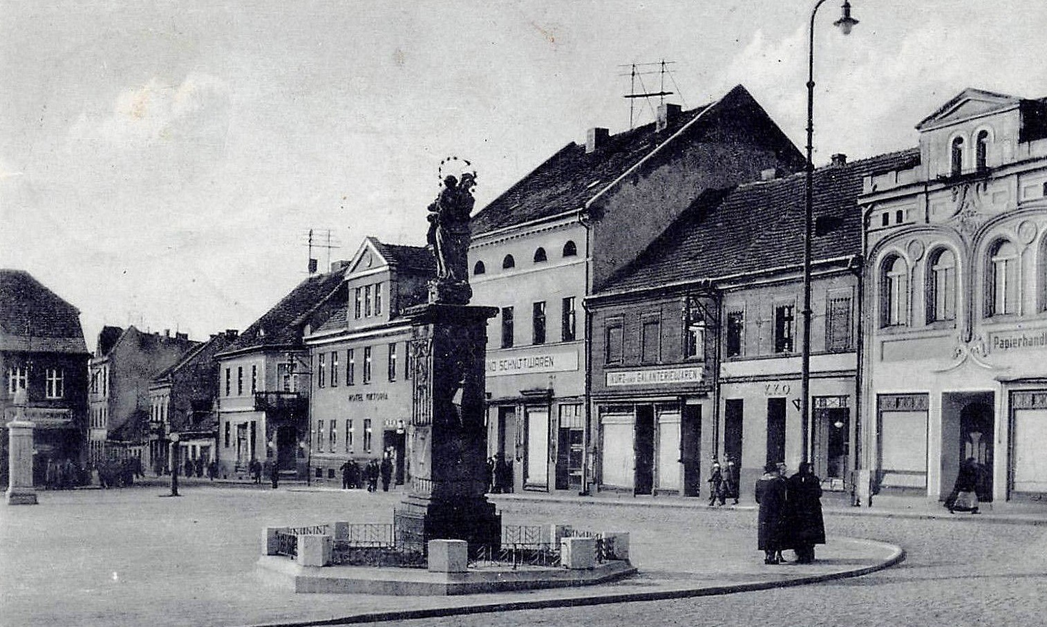 zdjecie przedstawia widok na rynek w latach 40.